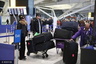 帕麗斯行李獲專人托運 和男友一路十指緊扣秀恩愛